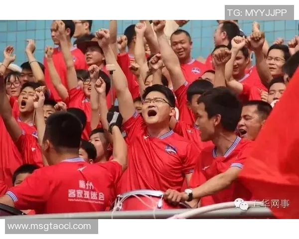 足球明星用真情温暖球迷心灵传递爱的力量与希望